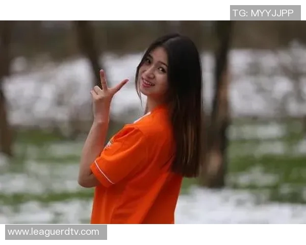 可爱女生穿搭足球明星风格裤子图片分享与时尚搭配建议