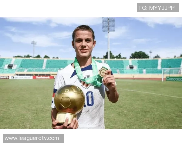 揭秘足球明星白毛球的真实身份与传奇经历