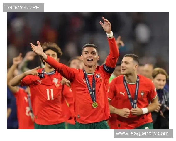 球迷疯狂冲进场内抢C罗球衣引发欧冠赛场热议